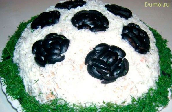 Торжественный салат «Футбольный мяч» с тунцом