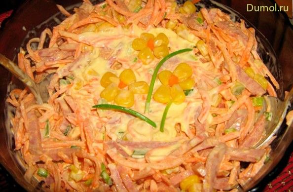 Простой салат с копченой колбасой и морковью