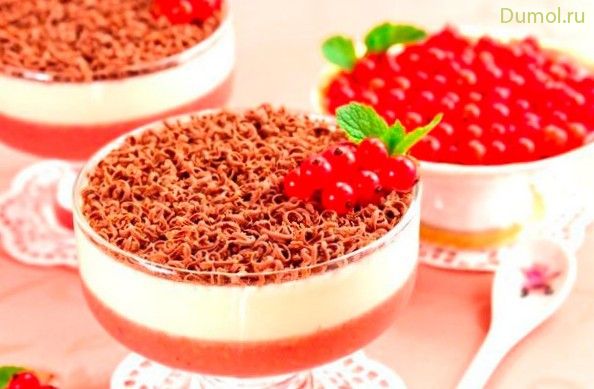 Десерт-желе с красной смородиной и сливками