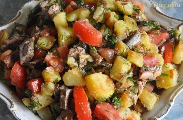 Картофельный салат со шпротами и помидорами