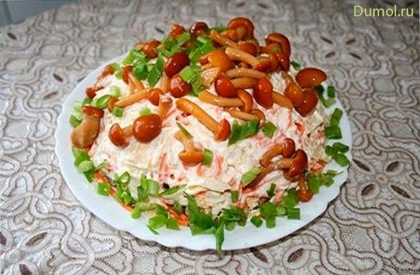 Слоеный салат «Лукошко» с грибами и мясом
