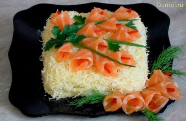 Слоеный салат «Фантазия» с красной рыбой