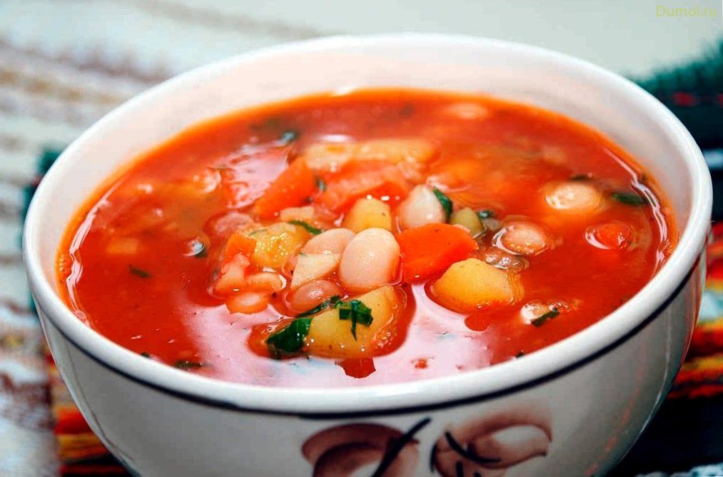 Острый густой томатный суп с фасолью