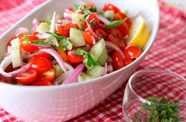 Салат с помидорами и горчичной заправкой