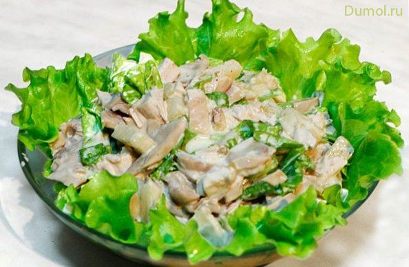 Легкий куриный салат с грибами