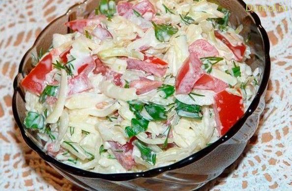 Салат из капусты с помидорами и колбасой