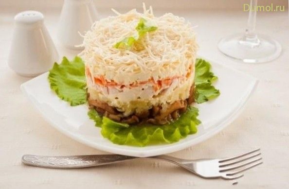 Слоеный салат «Курочка под шубой» с грибами