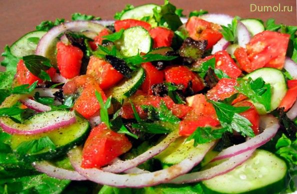 Легкий салат из томатов с оливками