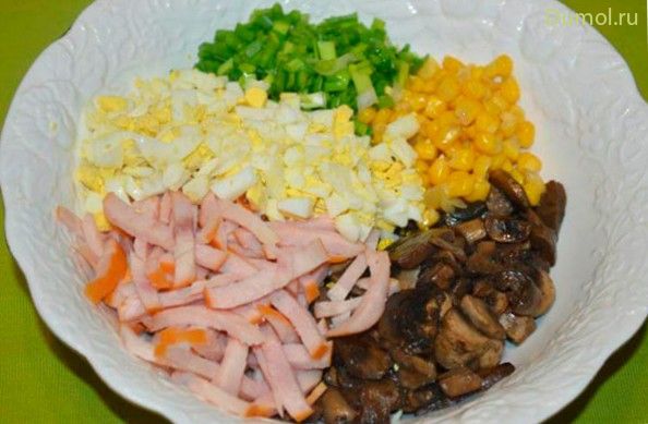 Салат с ветчиной, кукурузой и грибами