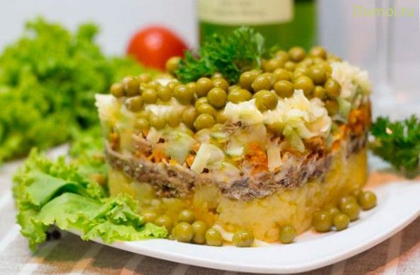 Слоеный картофельный салат со шпротами и маслинами