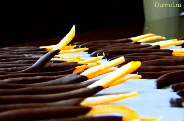 Сладкие апельсиновые палочки в шоколаде