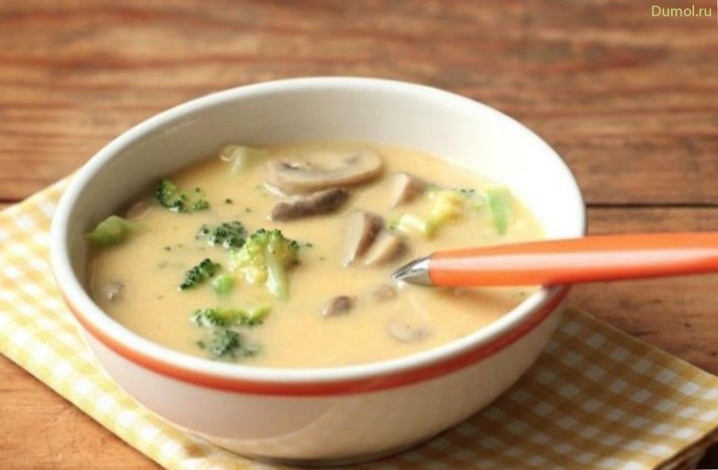 Легкий сырный суп с брокколи и грибами