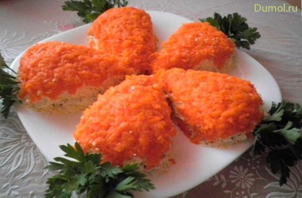 Салат «Морковки» с курицей и грибами