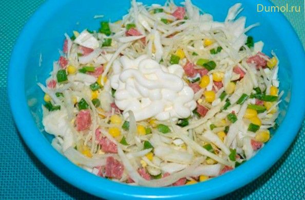 Салат с колбасой и морской капустой