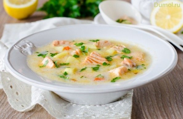 Сливочный суп с лососем и зеленью