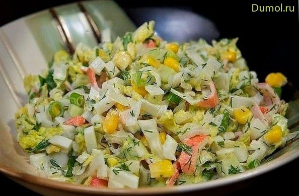 Легкий капустный салат с крабовыми палочками