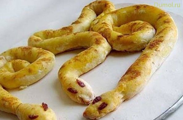 Новогодние пирожки с бананом «Змейки»
