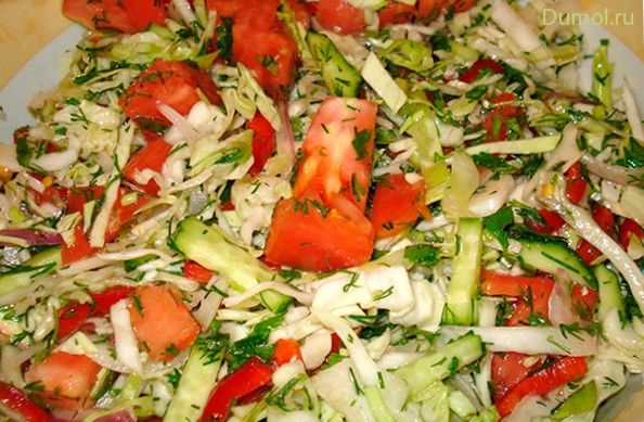 Овощной салат с капустой и перцем
