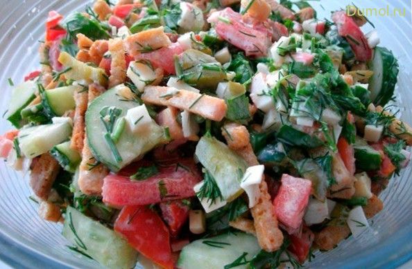 Овощной салат с крабовыми палочками и сухариками