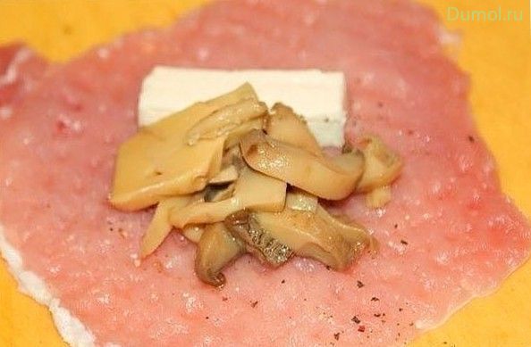 Мешочки из свинины с маринованными грибами