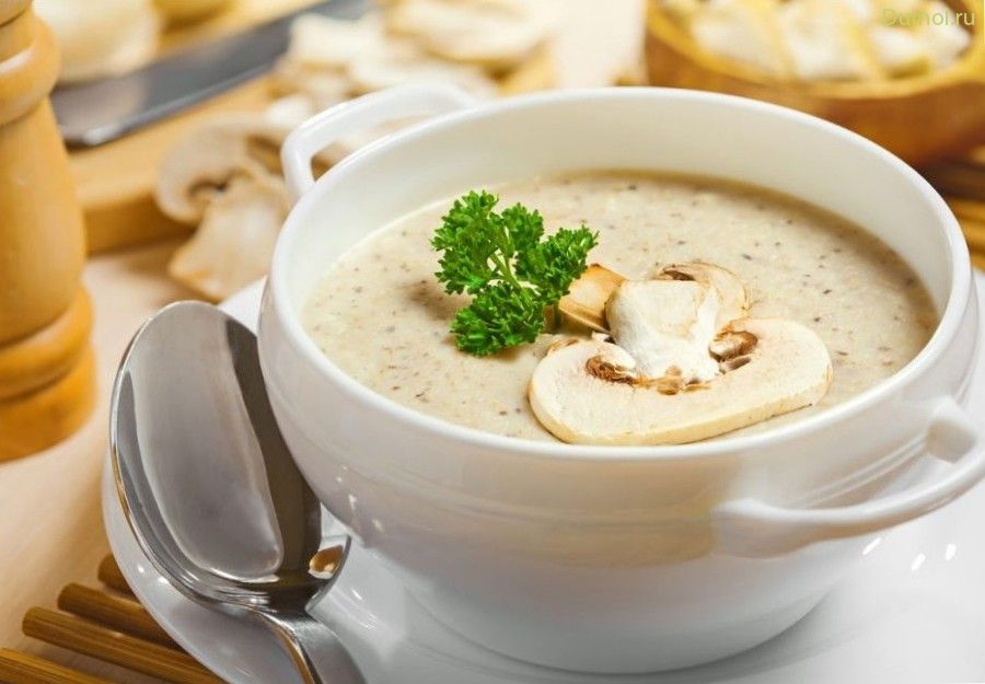 Легкий крем-суп из белых грибов с гренками