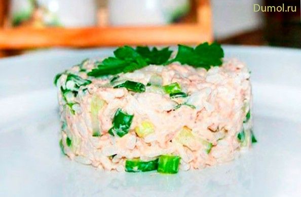 Простой салат из рыбы, риса и огурцов