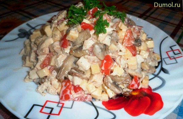 Салат с курицей грибами и помидорами черри