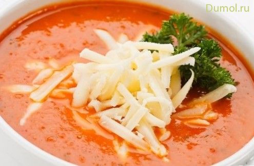 Домашний томатный суп с гренками и сыром