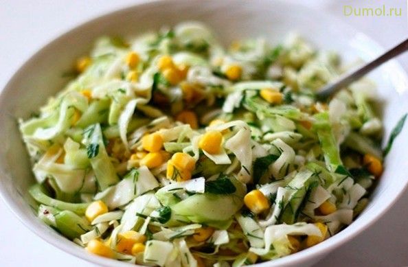 Простой салат из капусты, кукурузы и огурцов