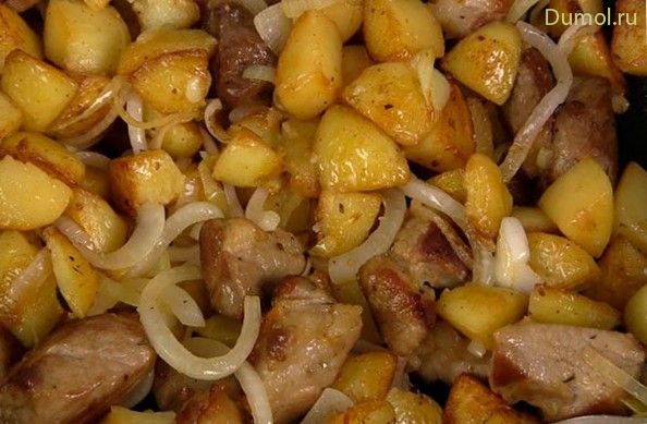 Картофель запеченный с мясом и луком