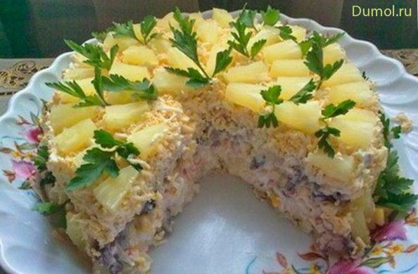 Слоеный салат с курицей, грибами, кукурузой и ананасом