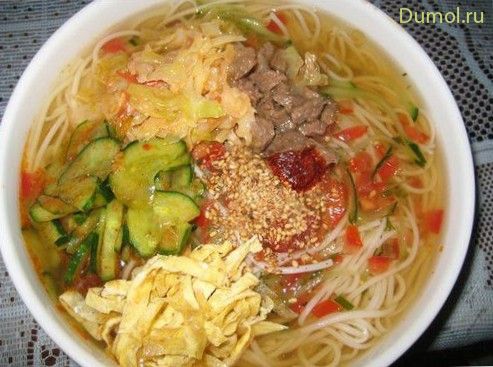 Холодный корейский суп «Кукси» с говядиной