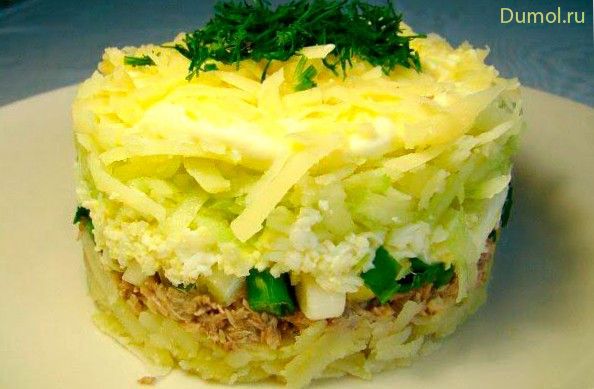 Слоеный салат с картофелем и скумбрией