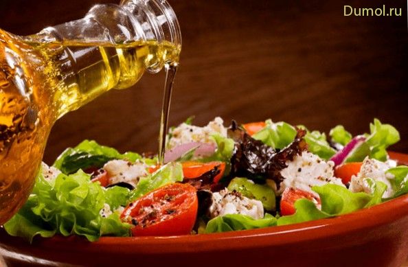 Овощной салат по-гречески с оливковым маслом