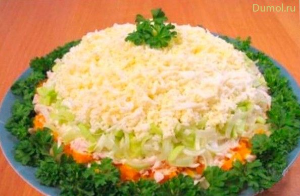 Простой слоеный салат с куриным филе и грибами