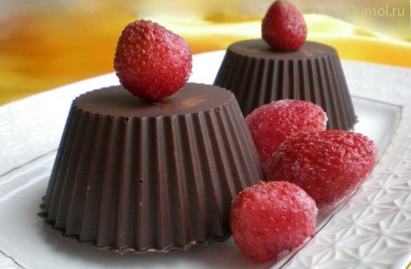 Шоколадные корзиночки с клубникой и печеньем