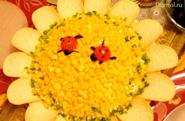 Слоеный салат «Подсолнух» с кукурузой и чипсами