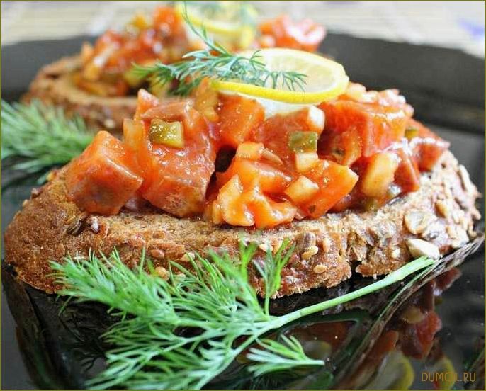 Норвежский салат с лососем на хлебе