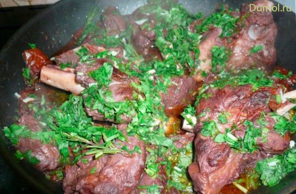 Баранина с розмарином в вине в мультиварке