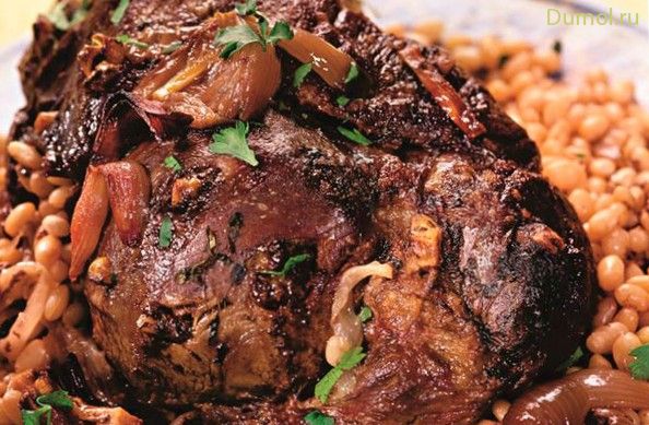 Баранья нога, запеченная в духовке с фасолью