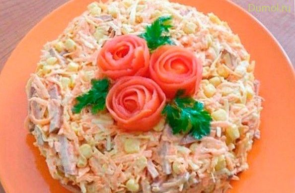 Быстрый салат с морковью и копченой колбасой