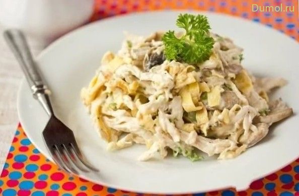 Cалат из курицы с яичными блинами