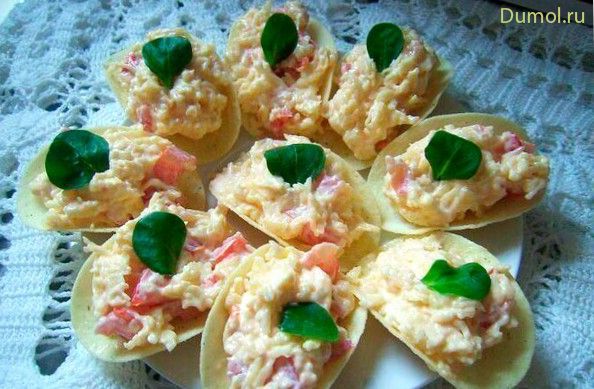 Чипсы с сыром и помидорами на закуску (чипсы, сыром) Чипсы с сыром и помидорами на закуску