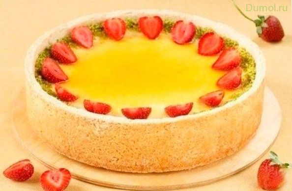 Чизкейк с абрикосовым джемом, фисташками и клубникой