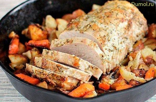 Cвиная вырезка запеченная в сковороде с морковью и картофелем