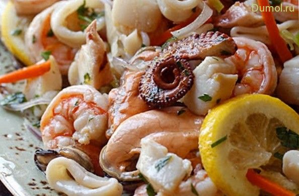 Деликатесный салат из маринованных морепродуктов