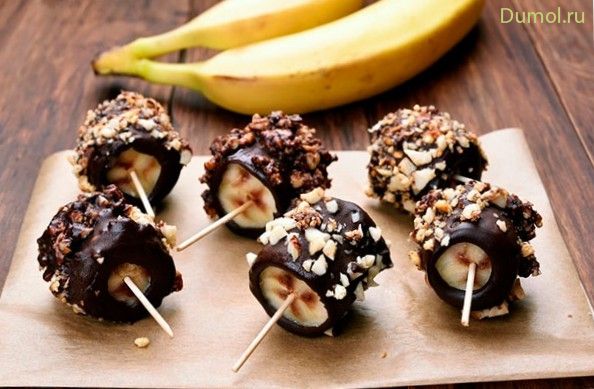 Десерт с бананами в шоколаде