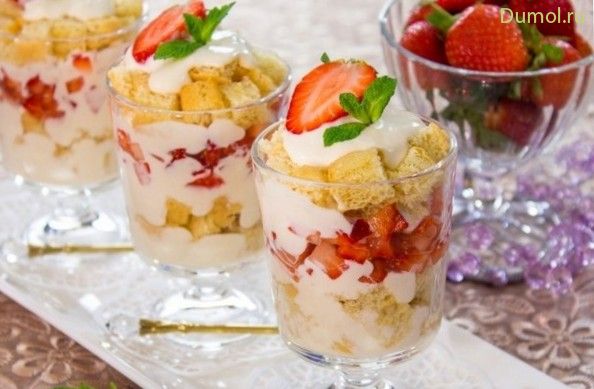 Десерт с бисквитом, клубникой и кремом