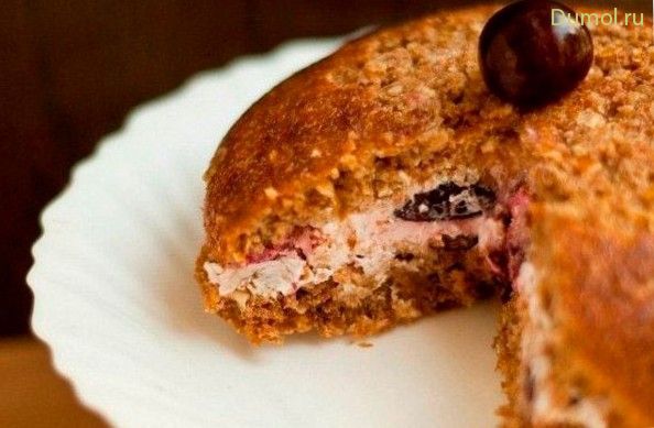 Десерт с творожным слоем и вишней