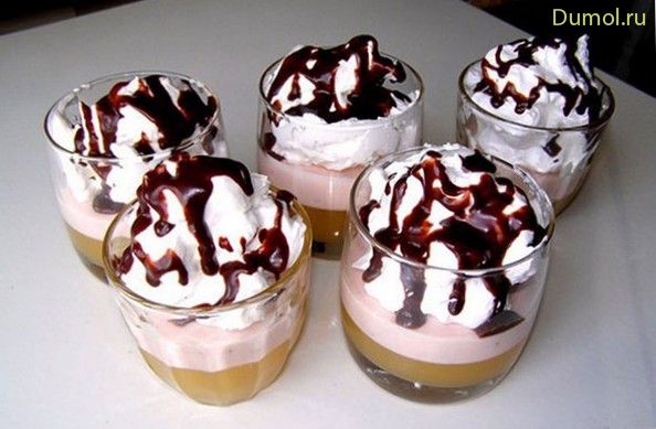 Десерт «Желейная фантазия» с взбитыми сливками